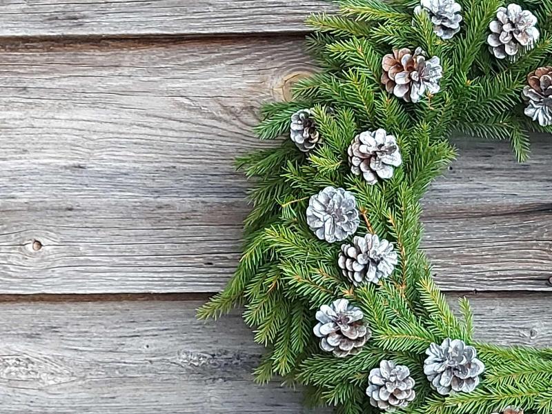 traditional-christmas-wreath-on-a-wire