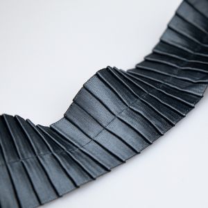 Pleated ribbon 38 mm / Dk grey