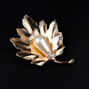 Brooch / Leaf with pearl / Golden