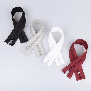 5 mm closed-ended zipper with one slider 30 cm / Different shades