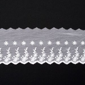 Vintage lace with one edge / White
