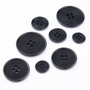 Simple plastic button / Different sizes / Black