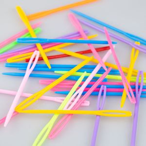 Plastic darning needle 70 mm