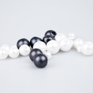 Pearl button / Different sizes / Different shades
