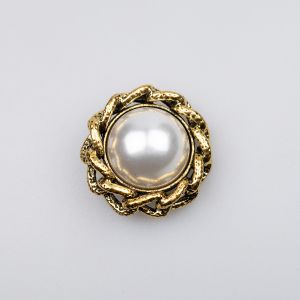 Brooch / Big pearl with chain / gold