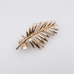 Brooch / Branch golden & white pearl