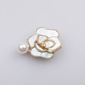 Brooch / Golden rose& pearl / mint green