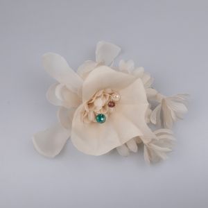 Accessory / Flower with 3 beads / cream