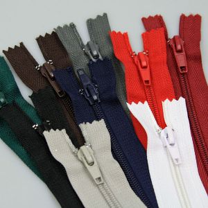5 mm apakšā noslēgts spirāles rāvējslēdzējs ar vienu ķepiņu 16 cm / Dažādi toņi