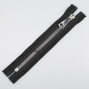 5 mm traktora rāvējslēdzējs apakšā noslēgts 16cm / Melns-Sudraba