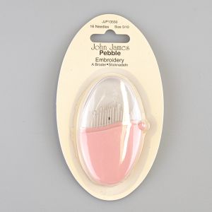 Adatu komplekts PEBBLE plastmasas kastē / Adatas izšūšanai (numurs 5/10) 16 gab