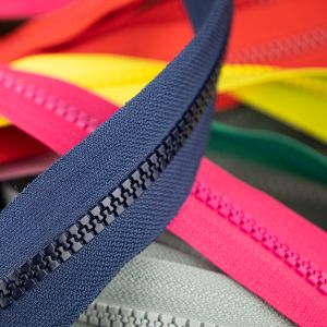 5 mm traktora rāvējslēdzējs apakšā noslēgts 16cm / Dažādi toņi