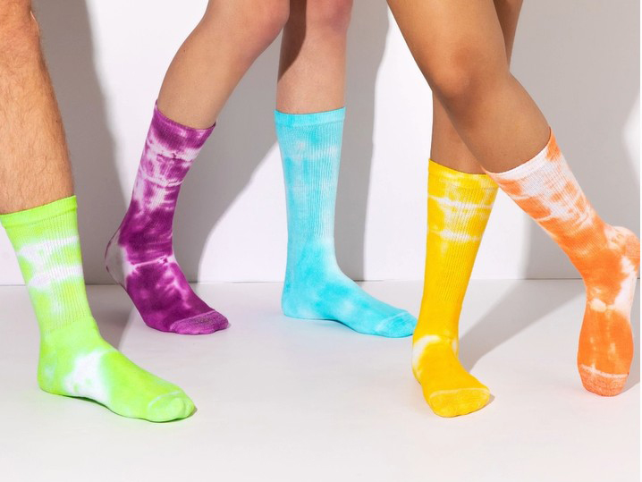 Разноцветные носки с узором тай-дай
